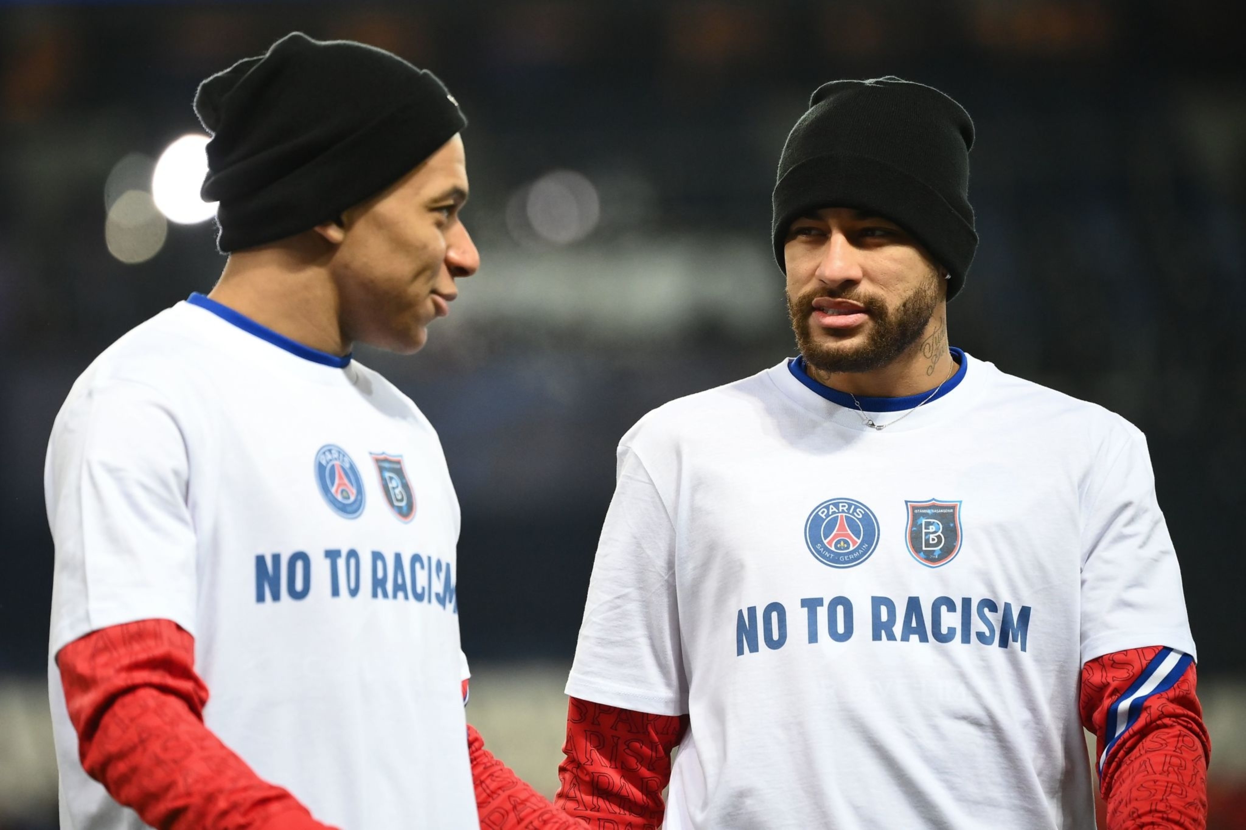 بازیکنان پاری سن ژرمن قبل از بازی با پیراهن هایی که عبارت «نه به نژادپرستی» روی آن حک شده بود، حاضر شدند