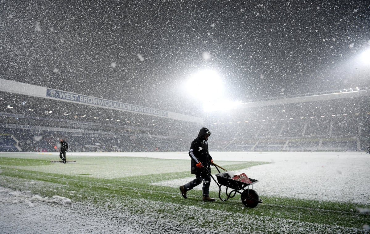 بارش شدید برف در ورزشگاه هاوتورنز، پیش از دیدار وست برومویچ و آرسنال