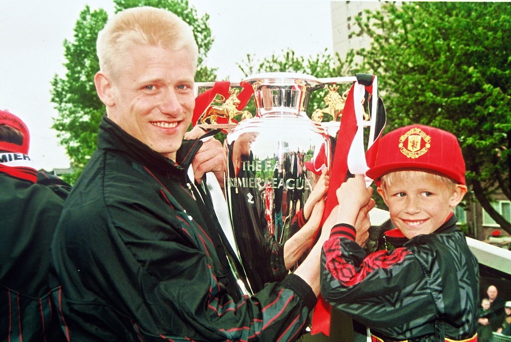 پیتر اشمایکل و کاسپر اشمایکل / Peter Schmeichel of Manchester United celebrates winning the Premiership Title with his son